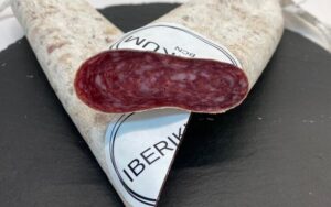 Longaniza de payés artesanal, embutido tradicional en presentación entera.