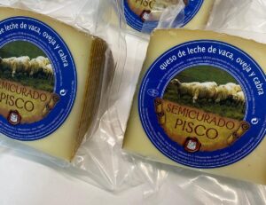 Queso semicurado Pisco elaborado con leche de vaca, oveja y cabra, en formato envasado.