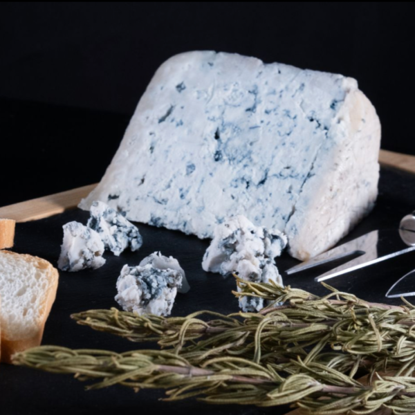 Queso Azul de Cabra y Vaca con vetas características y textura cremosa